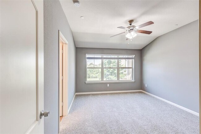 Building Photo - 1620 Bryant Dr