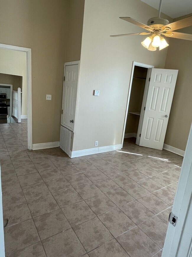 Building Photo - 2BD/1.5BA One Block Off St Charles Ave.