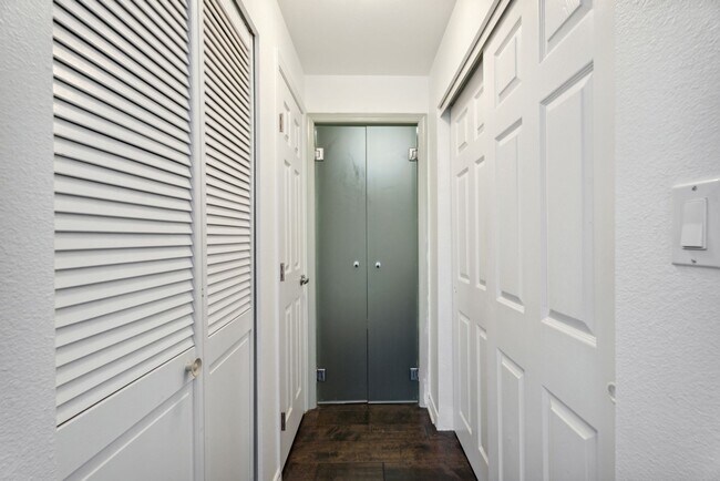 Building Photo - Modern 2-Bedroom Condo with Premium Amenit...