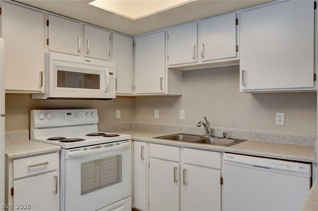 Building Photo - 2216 Benmore St