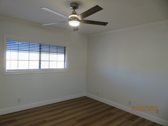 Building Photo - Clean well-maintained upstairs Condo, Gated Community