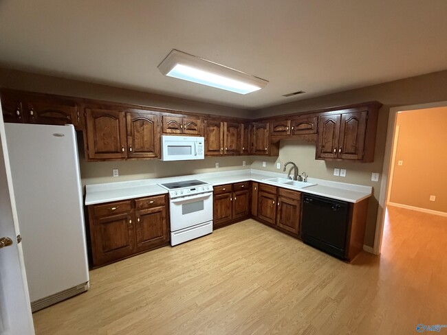 Building Photo - 1524 Forestview Dr SW
