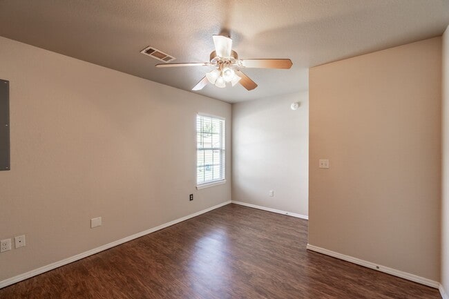 Building Photo - 2763 Oakview Rd