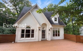 Building Photo - 3 Bed/2.5 Bath Home with Off-Street Parking / Pet-Friendly / Available Now!
