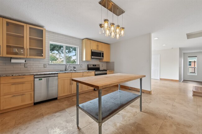 Building Photo - 16117 Singapore Ln