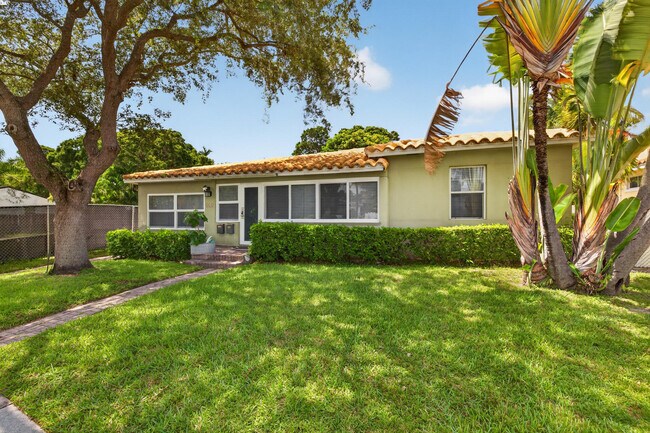 Building Photo - 423 SW 11th Ct