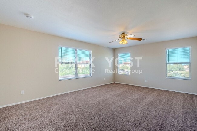 Building Photo - Spacious Living in SK Ranch!