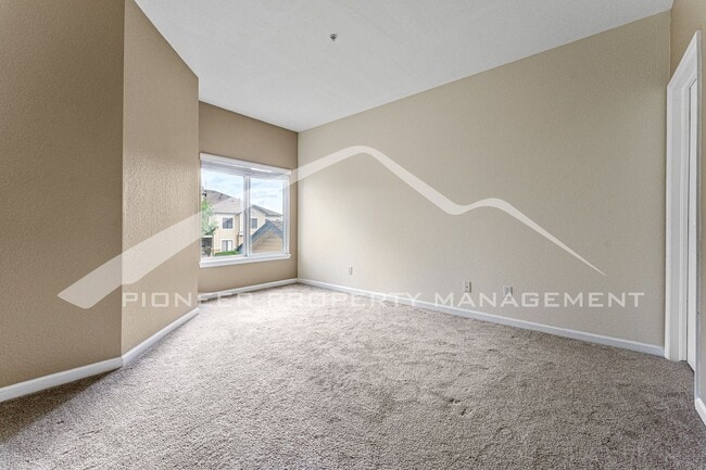 Building Photo - Spacious Townhouse with Washer/Dryer and Central AC