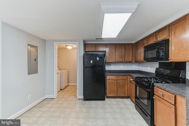 Building Photo - 1601 N Van Dorn St