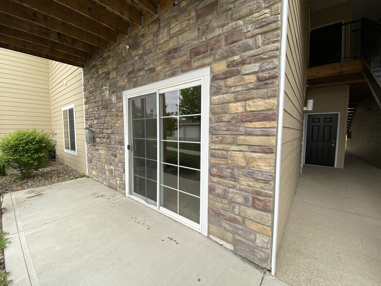 Building Photo - 2000 Meadow Ct