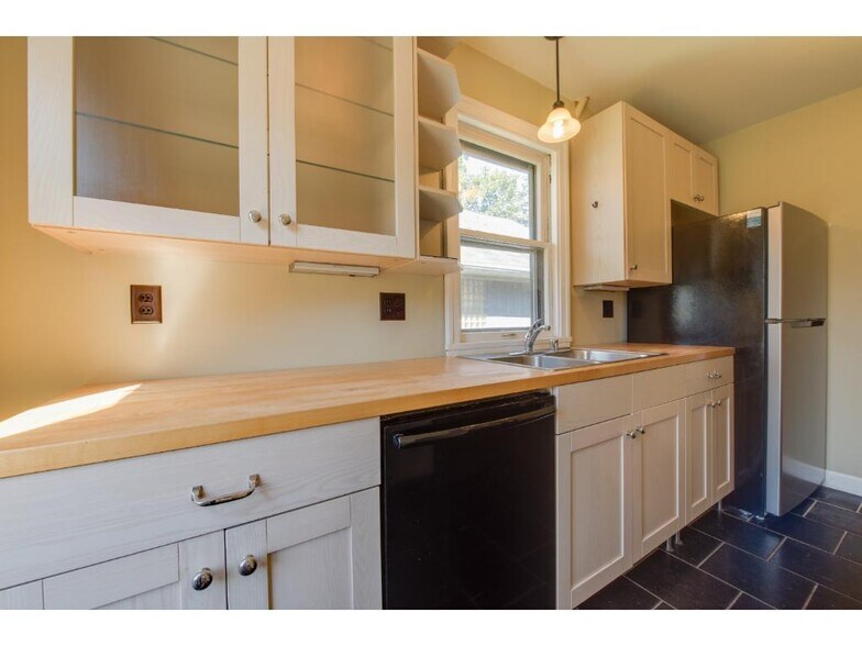 Building Photo - 1674 St Clair Ave