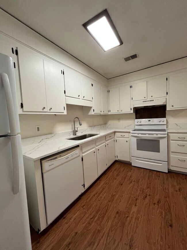 Building Photo - Lovely Ladson Brick Ranch!