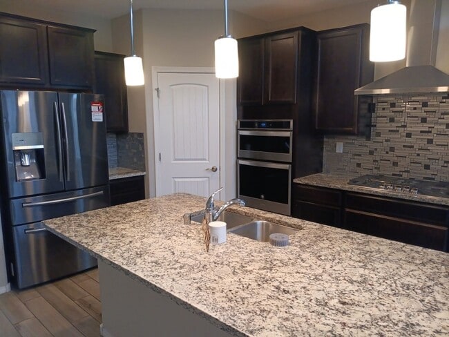 Building Photo - Spacious 4-bedroom, 2.5-bathroom home! Showings available NOW!