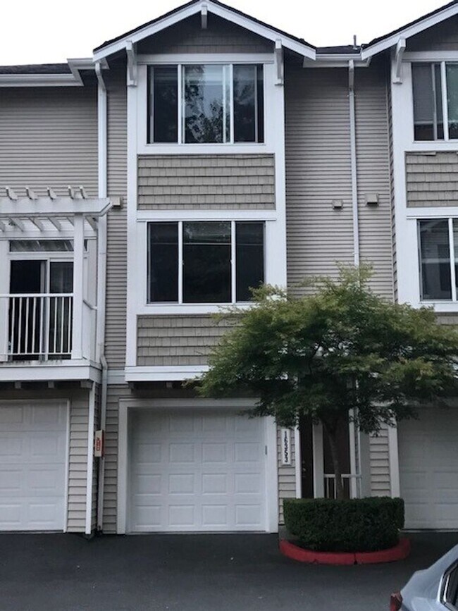 Building Photo - Beautiful remodeled 3 Story Townhome Pre-Leasing, Available now!