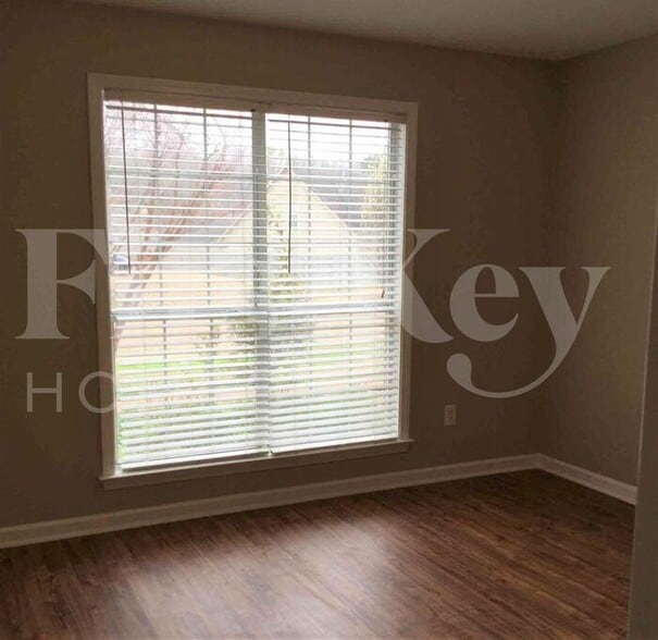 Building Photo - 10166 Green Moss Dr N