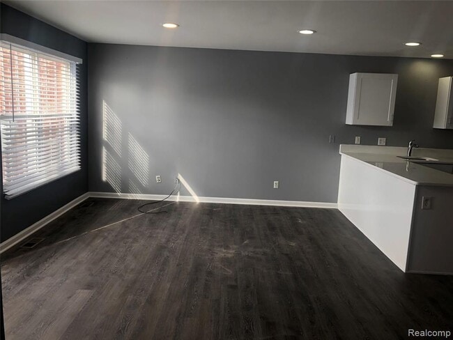 Building Photo - 234 Stonegate E