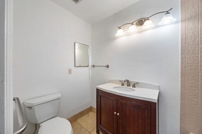 Building Photo - 2925 Azalea Dr