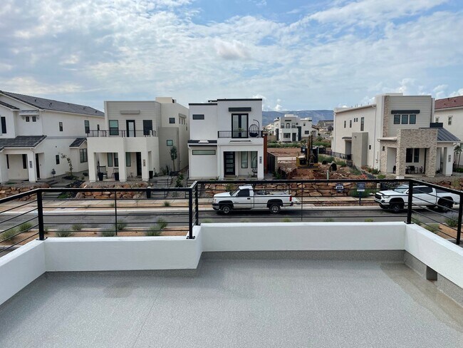 Building Photo - Gorgeous Desert Color Home with Internet Included!