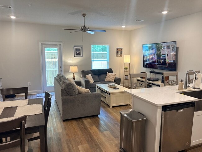 Building Photo - Biloxi Townhome