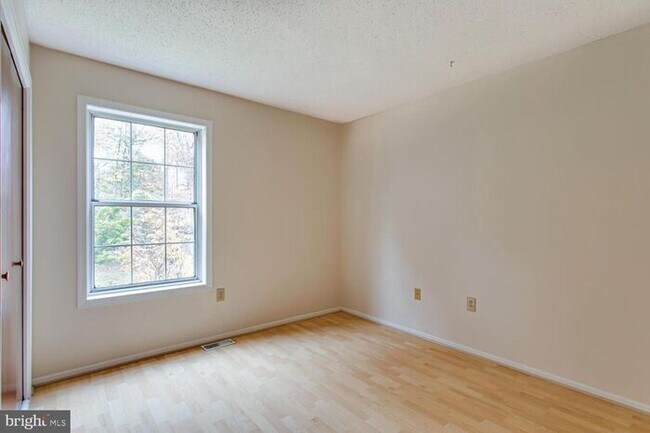 Building Photo - Brick Split Foyer With Large Backyard, 2 K...