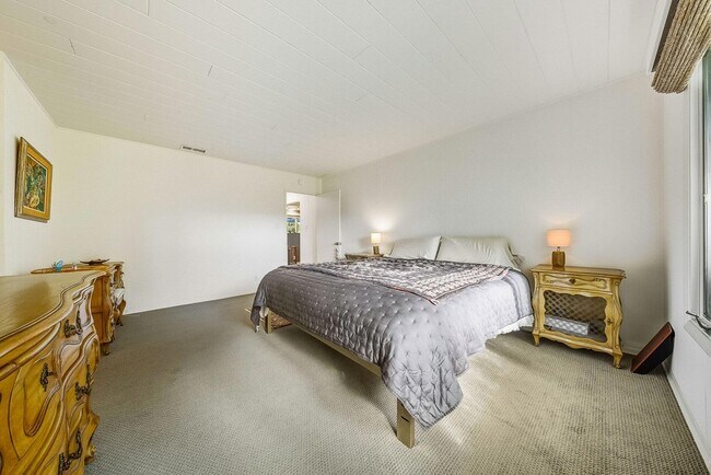 Building Photo - 724 N Refugio Rd