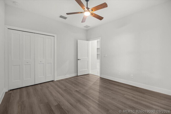 Building Photo - 419 SW Namoit Pl