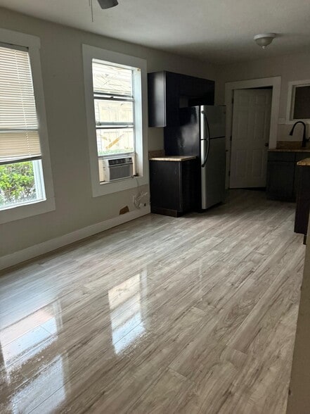 Building Photo - 2205 E 5th Ave