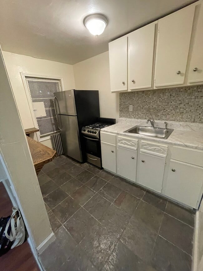 Building Photo - 637 Greene Ave