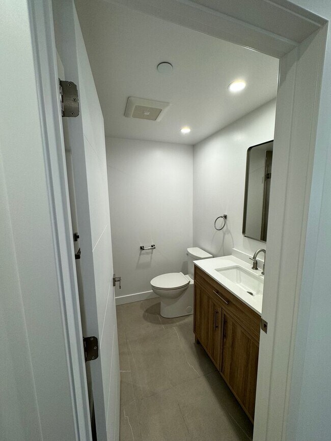Building Photo - Spacious 1000 Sq. Ft. Single-Floor Back AD...