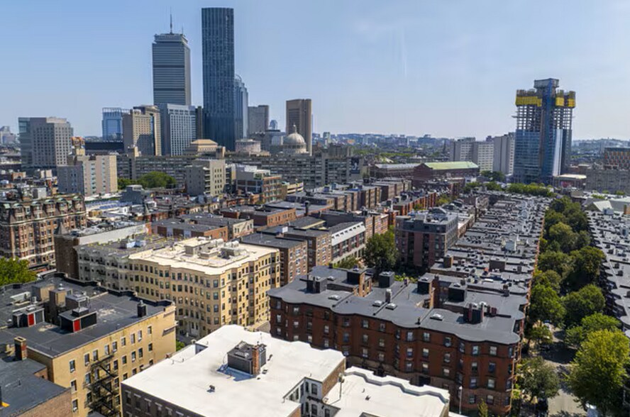 Building Photo - 210 Hemenway St