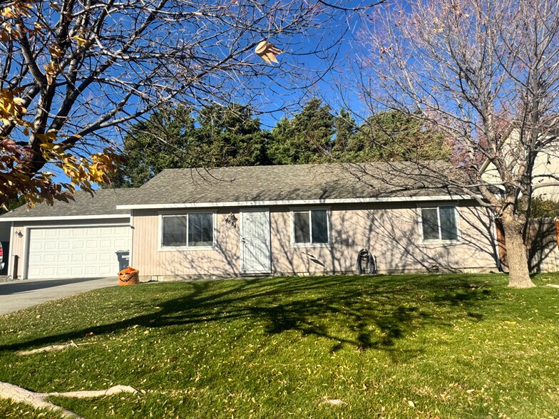 Primary Photo - 4884 Thrush Ln