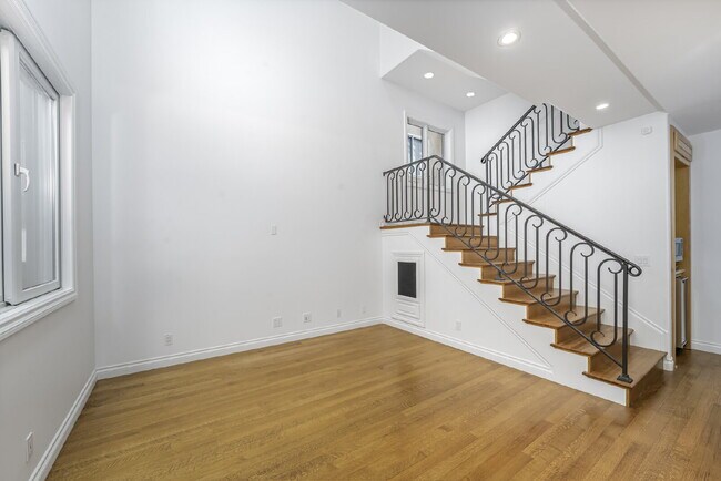 Building Photo - 119 Opal Ave