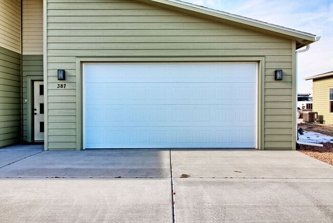 Building Photo - Beautiful Brand-New 3 Bedroom Home Near the Colorado River & Trail System