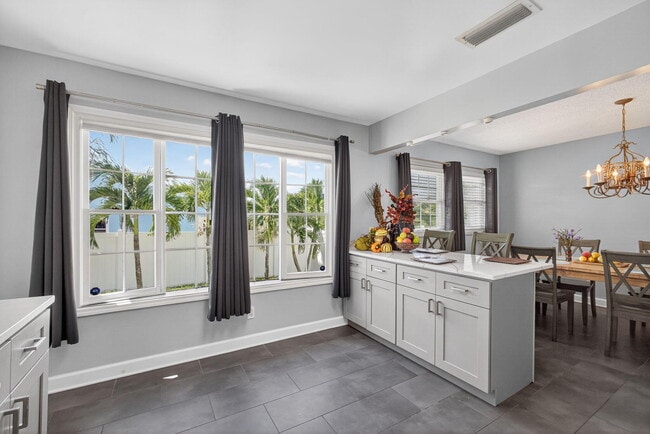 Building Photo - 2025 S Ocean Dr