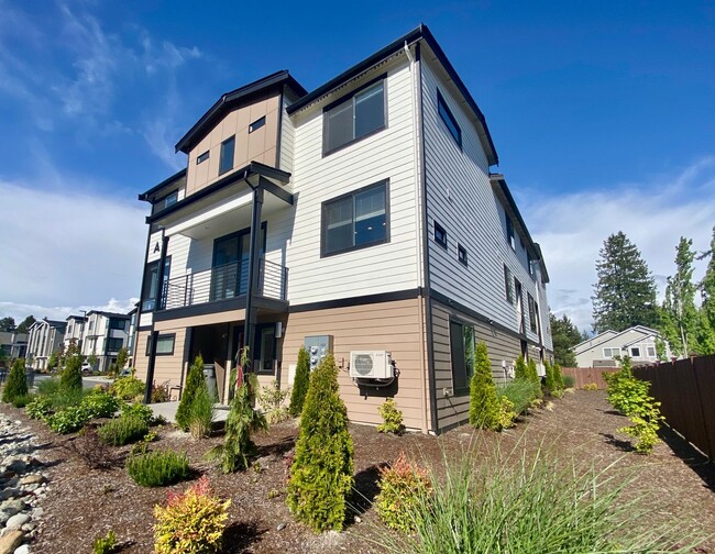 Building Photo - Beautiful Modern Townhome in Everett