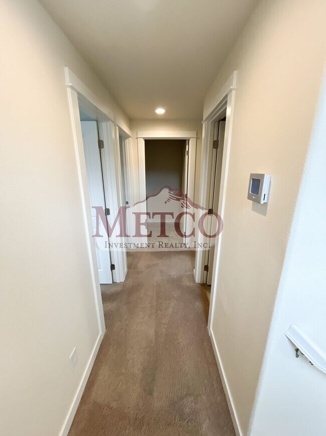 Building Photo - FOR RENT: Beautiful Coburg 3 Bed / 2.5 Bath Craftsman!