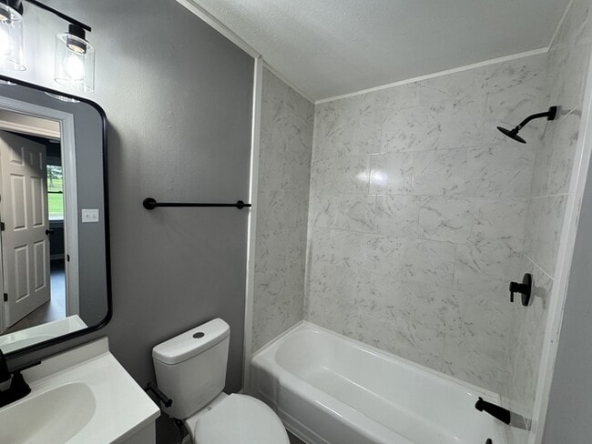 Building Photo - 3620 SW Cerro Vista St