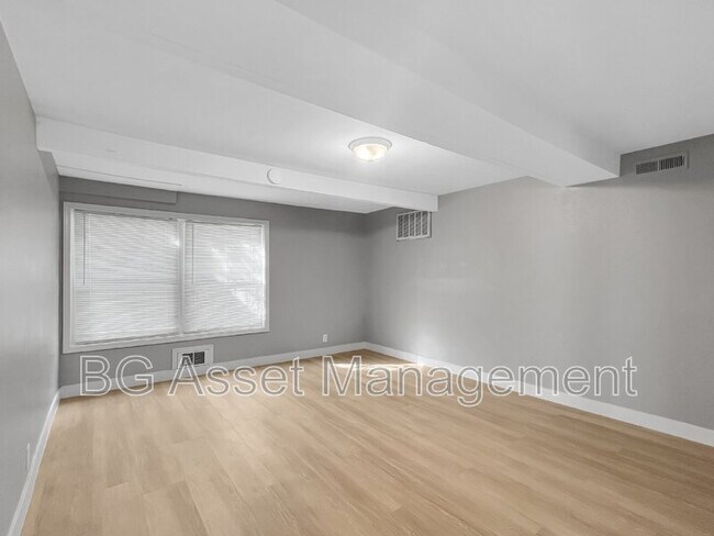 Building Photo - 709 York St