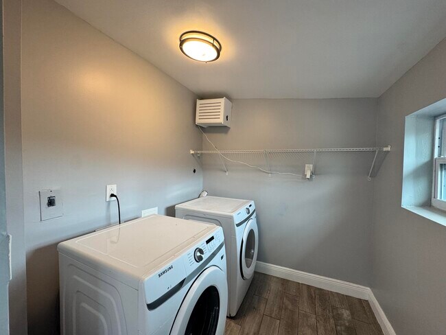 Building Photo - 919 Laurel Dr