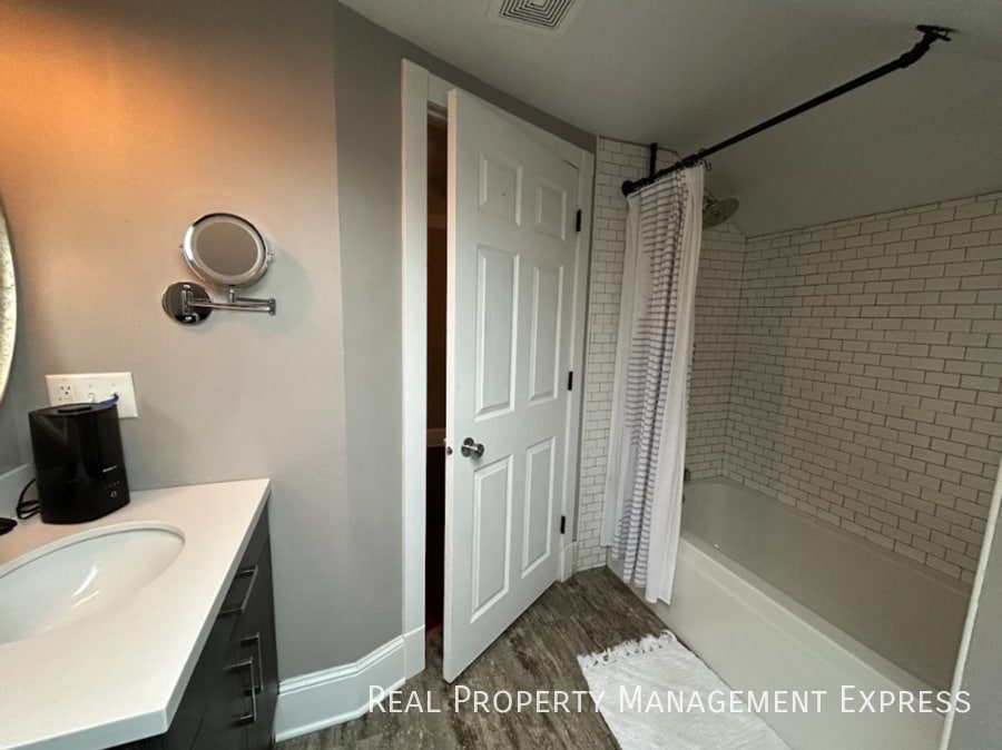 Building Photo - Furnished 5 Bedroom, 3.5 Bath Home