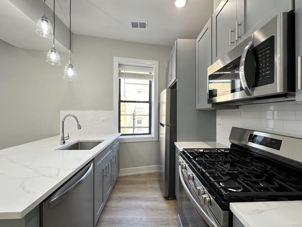 Building Photo - 435 W Belden Ave