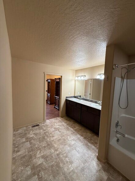 Building Photo - 3420 W Pescador Dr