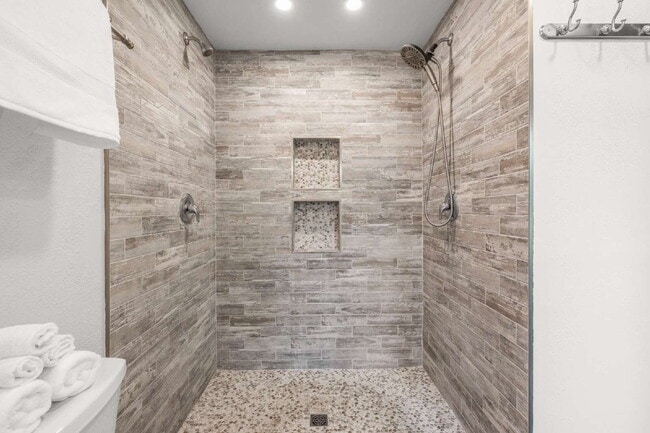Building Photo - "Charming 3-Bedroom, 2.5-Bath Home Now Ava...