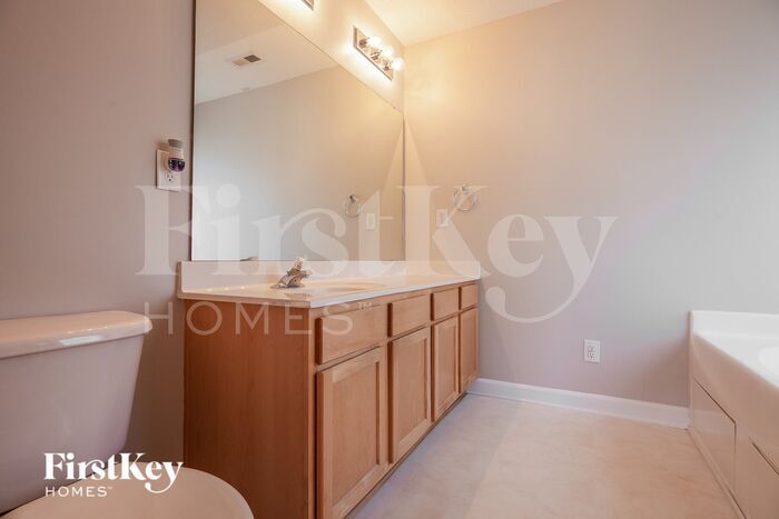 Building Photo - 634 Longacre Dr