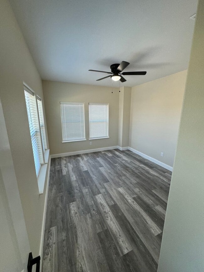 Building Photo - Modern 4 Townhome - Peaster ISD - HIGH CEILINGS