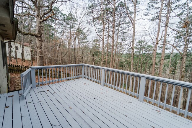 Building Photo - 3 Bed, 2 Bath with a beautiful view of the wooded back yard!!