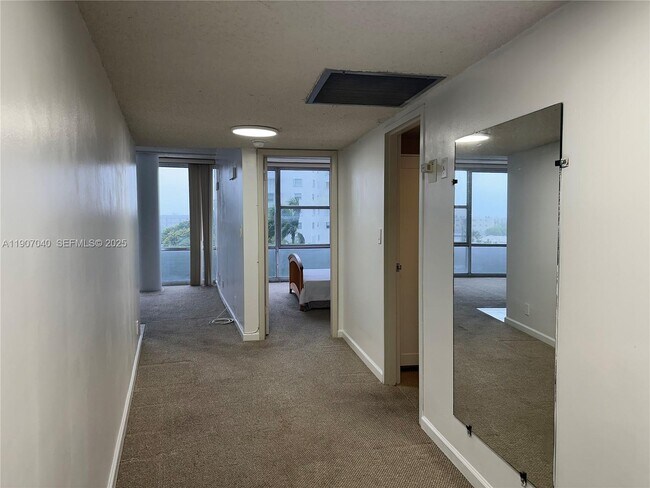 Building Photo - 900 Bay Dr