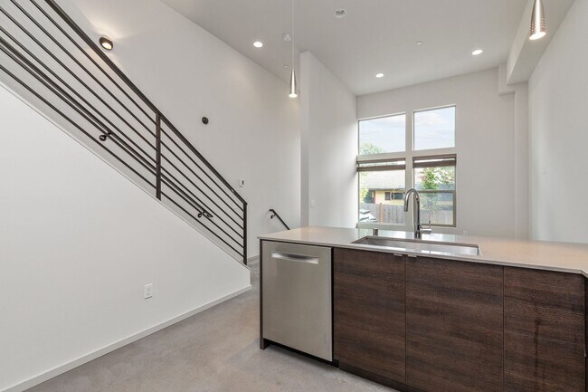 Building Photo - Stylish 3 BR/ 2/5 BA townhouse in Seattle