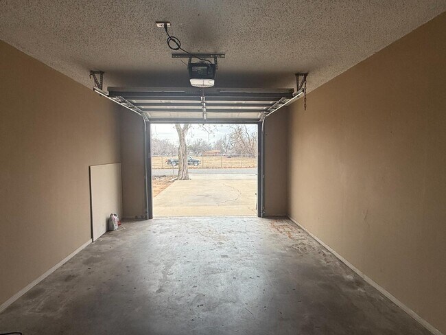 Building Photo - 313 W Pine Ave