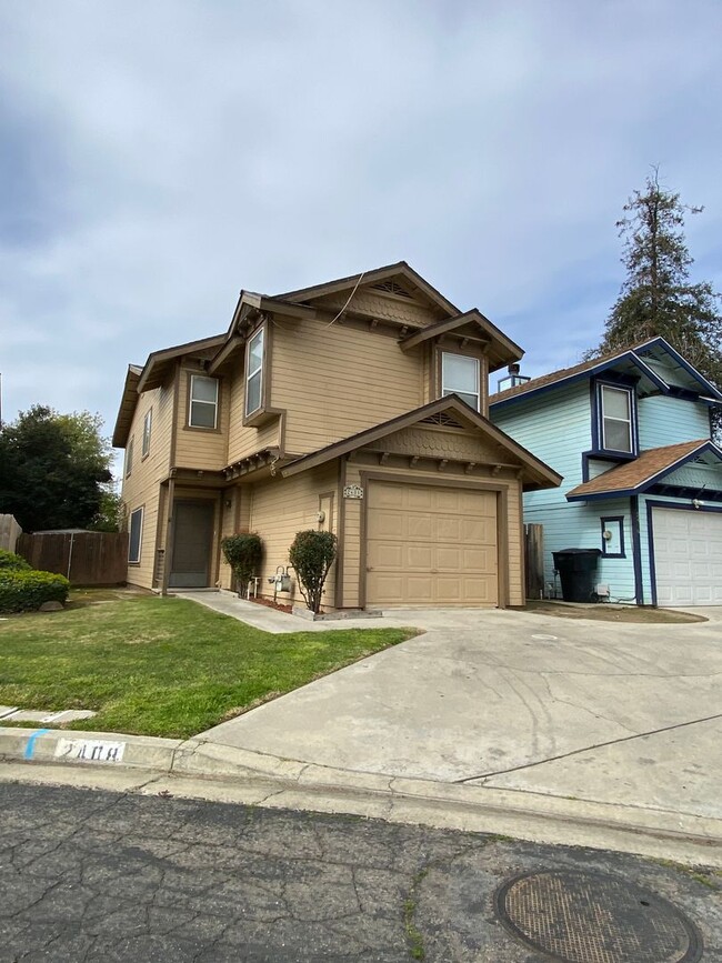 Building Photo - Charming 3 Bed/2.5 Bath on Packwood coming...